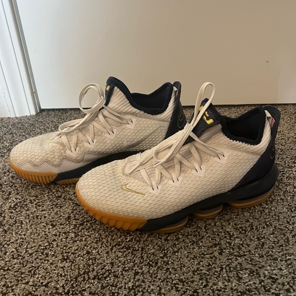 Nike LeBron 16 Low - Picture 4 of 7